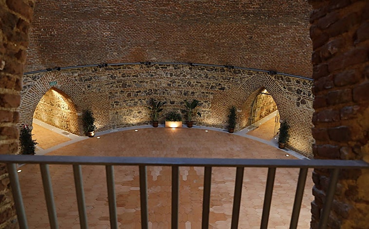 Imagen principal - Arriba la gran cúpula. Sobre estas líneas, la conducción de agua redescubierta con los trabajos y el aspecto posterior del monumento
