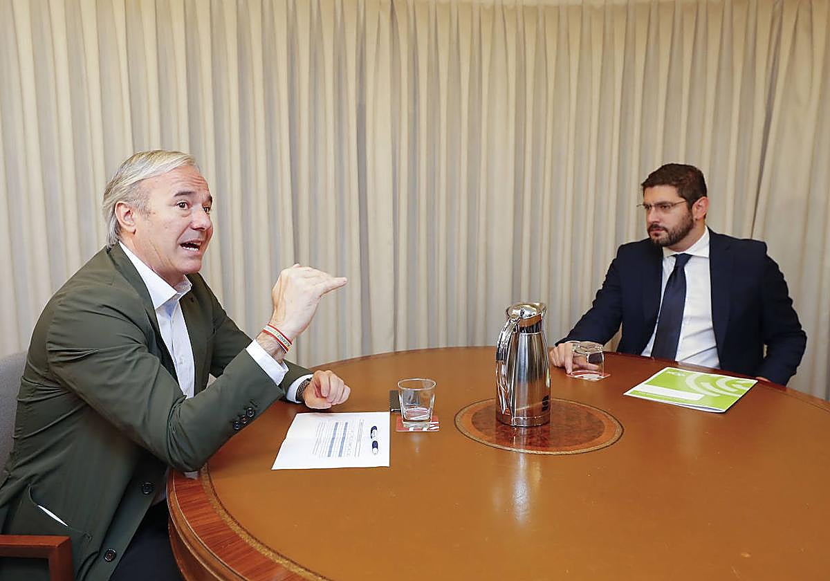 Azcón (PP) y Nolasco (Vox) durante un toma de contacto tras el 28M