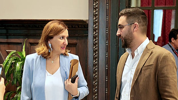 Imagen de la alcaldesa María José Catalá junto al nuevo gerente de la EMT, Martínez Grau