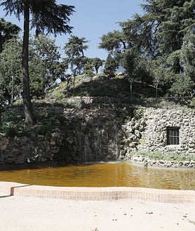 Imagen secundaria 2 - Arriba la gran cúpula. Sobre estas líneas, la conducción de agua redescubierta con los trabajos y el aspecto posterior del monumento