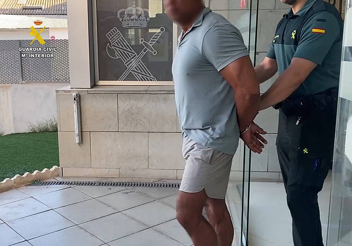 Imagen de la Guardia Civil llevándose esposado al prófugo de la justicia neerlandesa