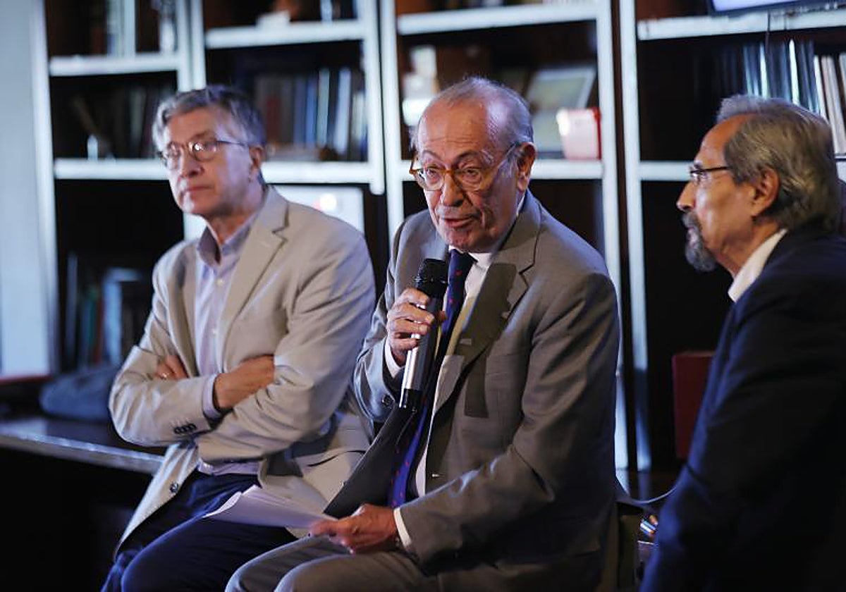 En el centro, el ex secretario general del PSE Nicolás Redondo Terreros durante la rueda de prensa en la fundación Francisco Giner de los Ríos