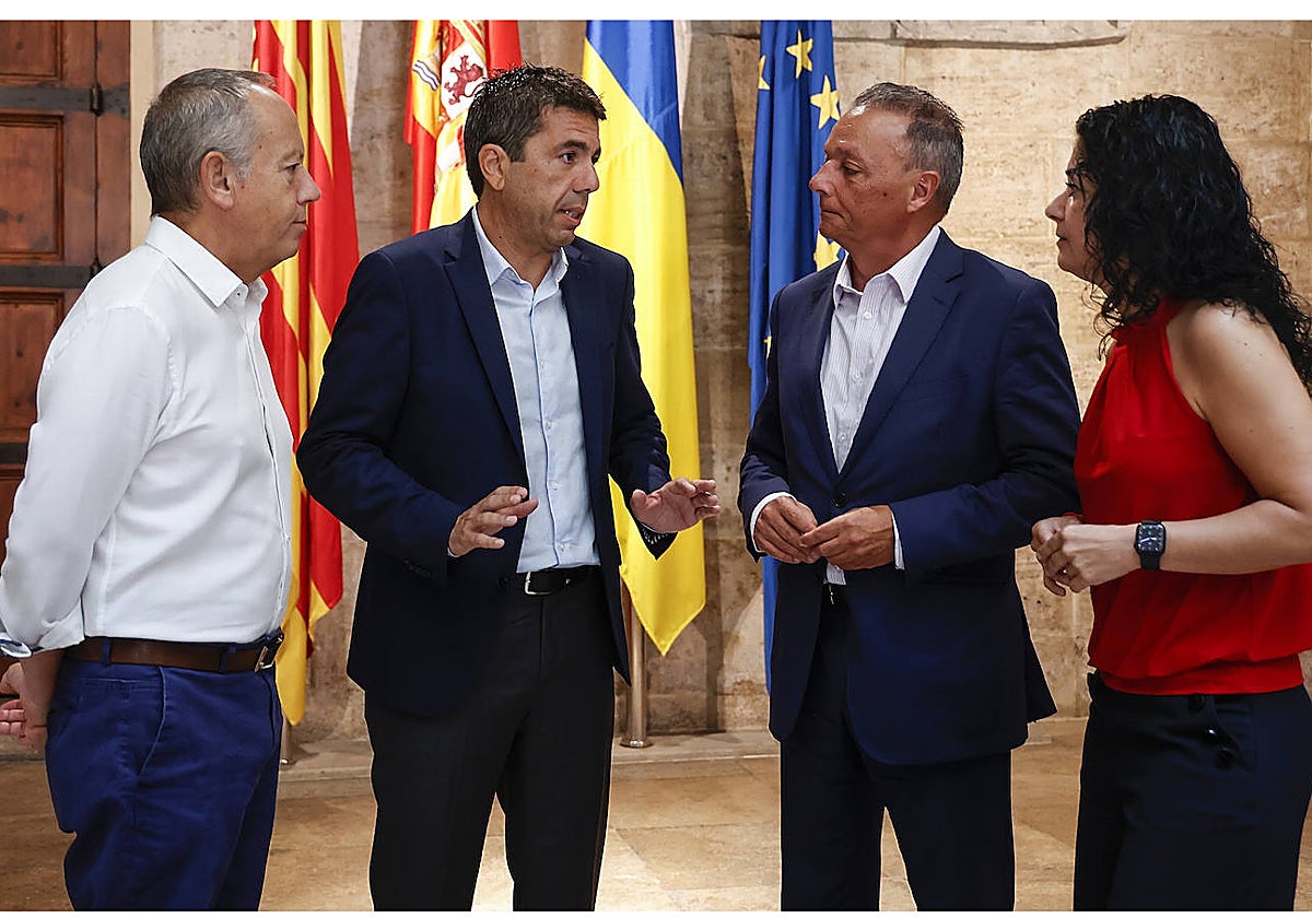 Imagen de Mazón junto a los líderes de la patronal y los sindicatos tomada este miércoles en el Palau de la Generalitat