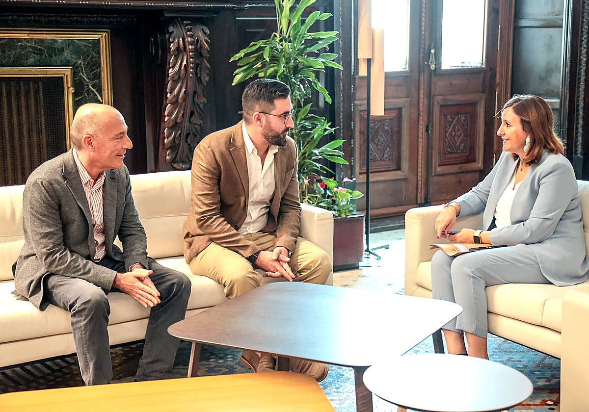 Imagen de la reunión en que se ha nombrado a Martínez Grau como nuevo gerente de la EMT