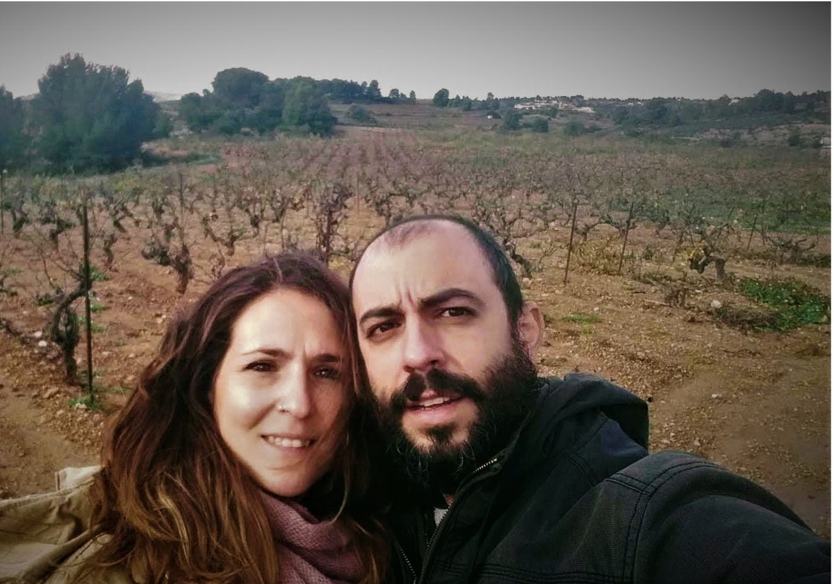 Celeste Fernández y Kiko Ripoll, delante de los viñedos