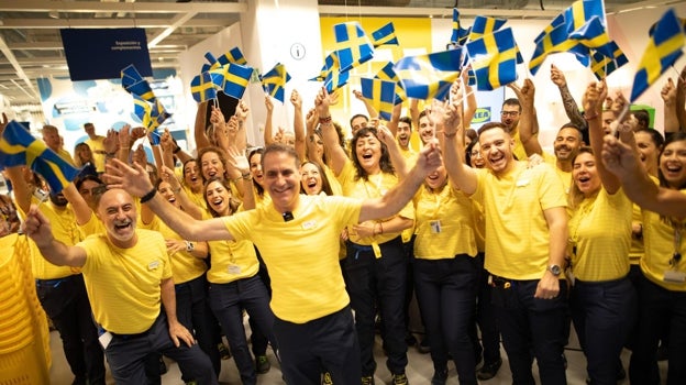 Rafael Lobato, director de Ikea Granada, en el centro junto a trabajadores de la empresa.