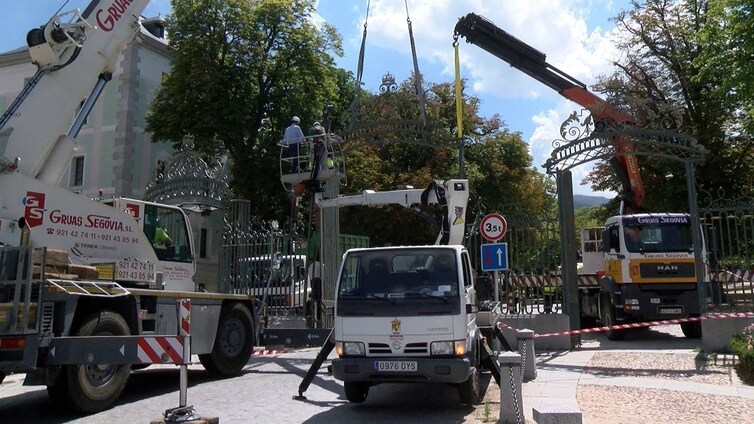 Un camión desencaja la puerta de hierro central del acceso a La Granja de San Ildefonso (Segovia)