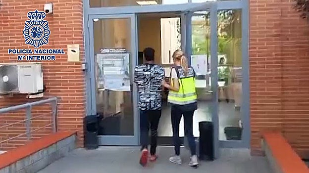 Uno de los trinitarios detenidos entra en dependencias policiales