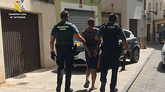 Imagen de la Guardia Civil llevándose detenido a uno de los sospechosos