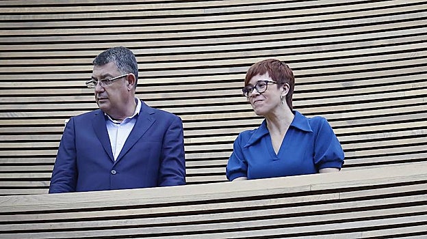 Imagen del expresidente de las Cortes Valencianas Enric Morera y la diputada nacional Àgueda Micó, ambos de Més Compromís, este jueves en la tribuna de invitados del Parlamento