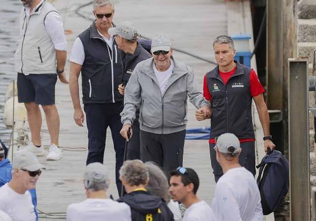 Don Juan Carlos a su llegada al puerto de Sanxenxo