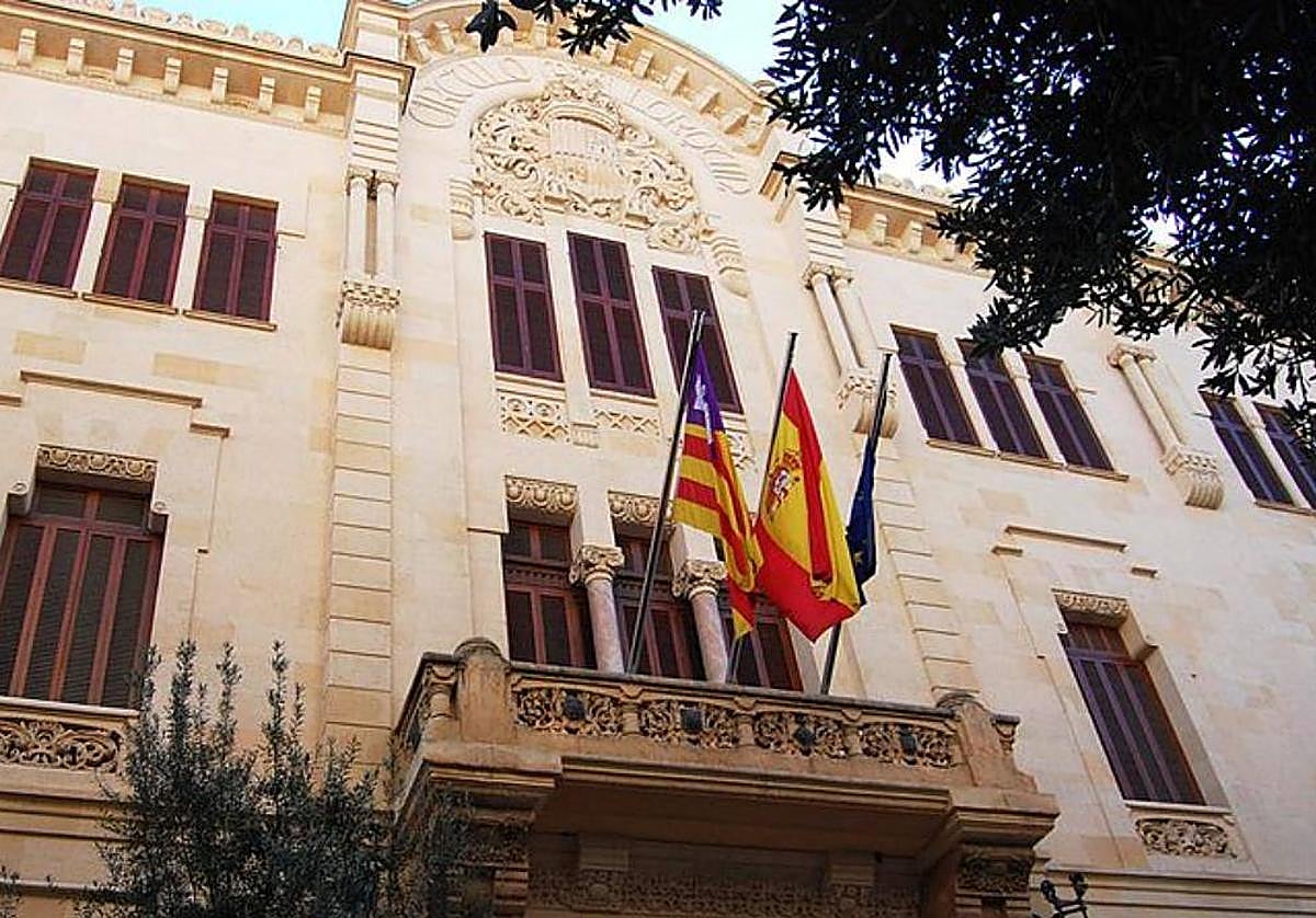 Fachada del Parlamento balear