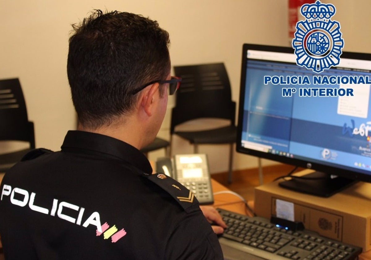 Un agente de Policía Nacional.