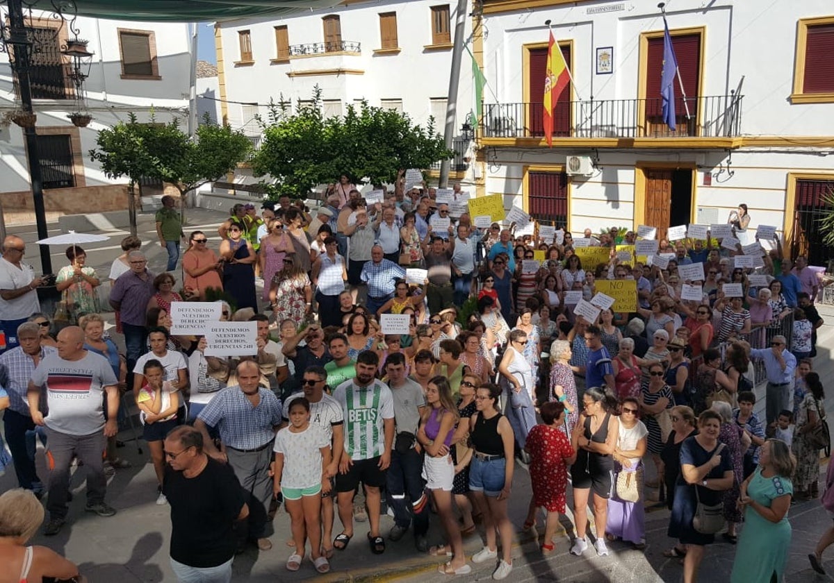 Vecinos de Valenzuela, en la protesta del martes en el ayuntamiento