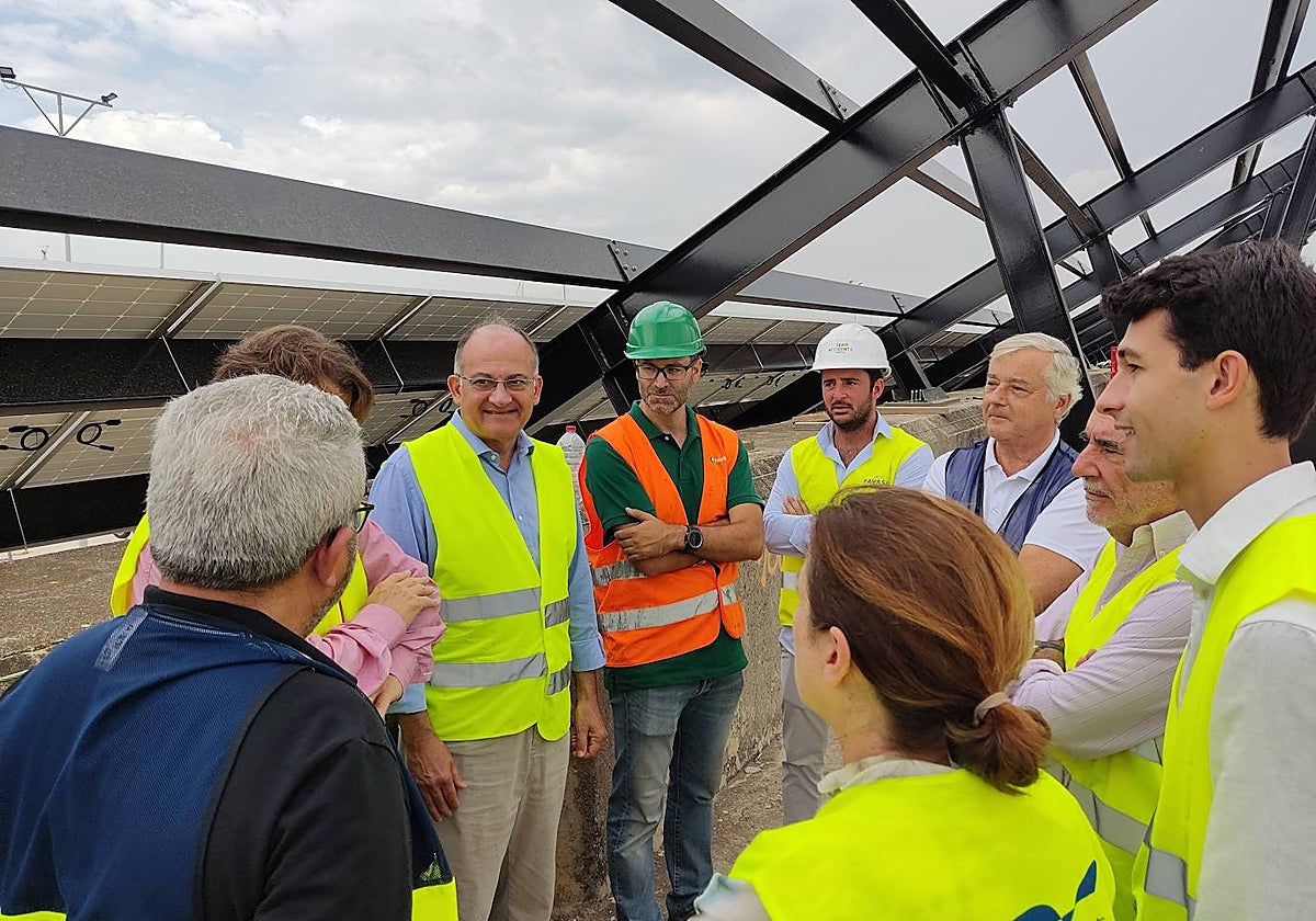 Imagen de la visita a la instalación de la planta fotovoltaica en el Puerto de Valencia
