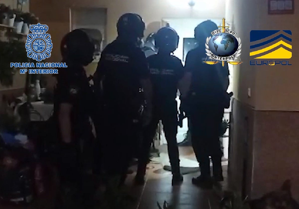 Momento en el que la Policía entra en uno de los pisos de la red