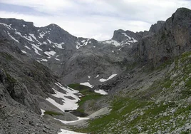 Muere una mujer francesa tras despeñarse unos 200 metros en los Picos de Europa