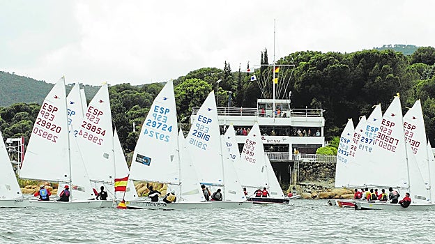 Regata en las inmediaciones del Real Club Náutico de Madrid