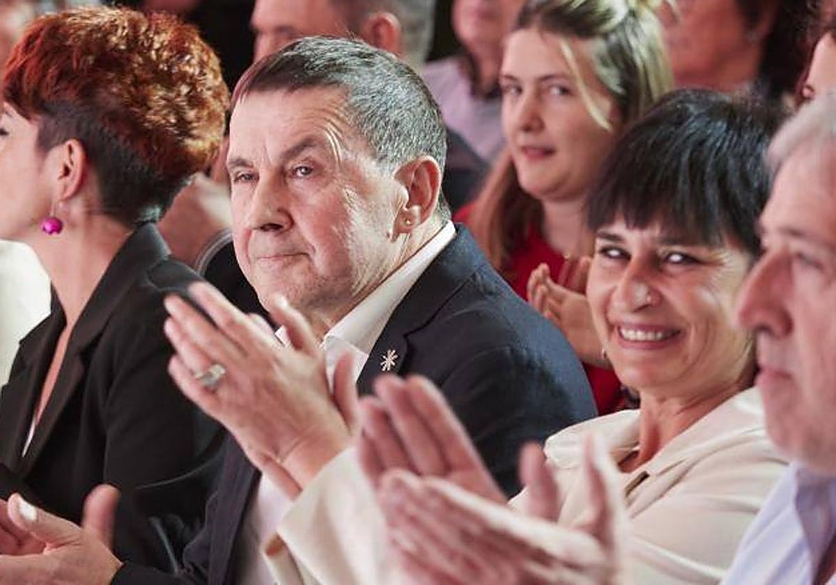 El coordinador general de EH Bildu, Arnaldo Otegi junto a la portavoz en Navarra, Laura Aznal