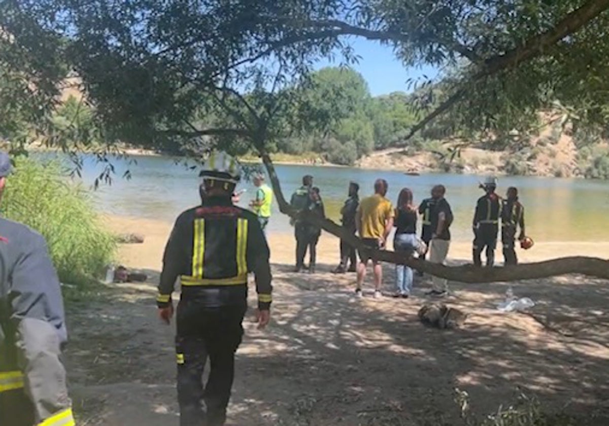 Bomberos de la Comunidad de Madrid durante las labores de rescate en el pantano de San Juan