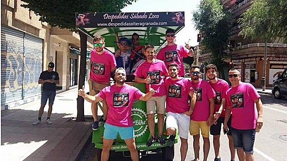 Granada pone multas por llevar diademas de pene en despedidas de soltera