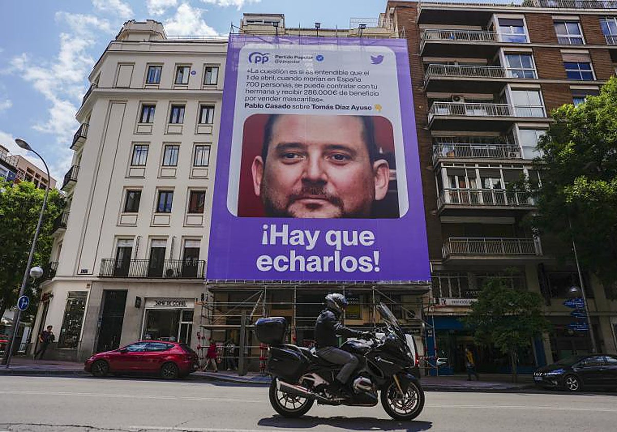 Podemos colgó una lona en Madrid citando un tuit falso del PP contra el hermano de Isabel Díaz Ayuso