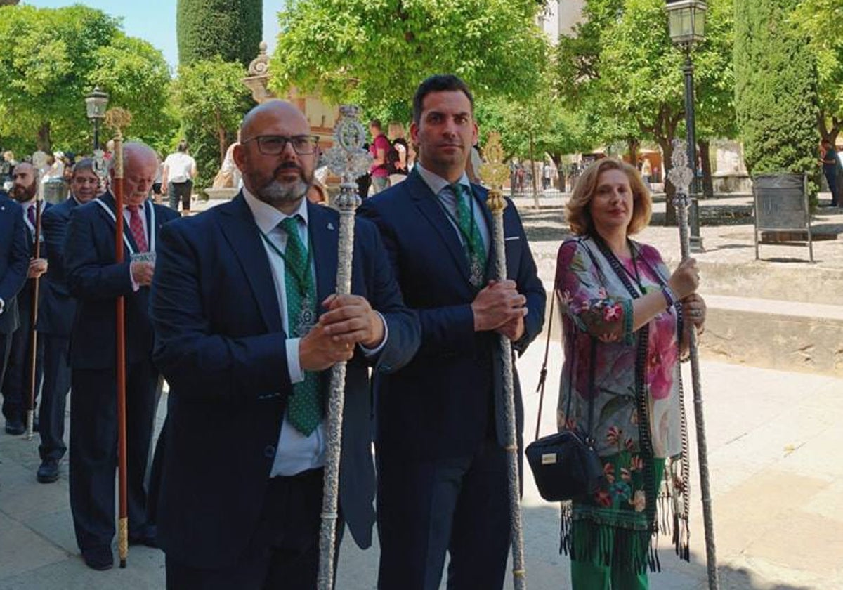 Álvaro Pérez, en el centro, en la representación de la O durante la procesión de la Virgen de la Cabeza