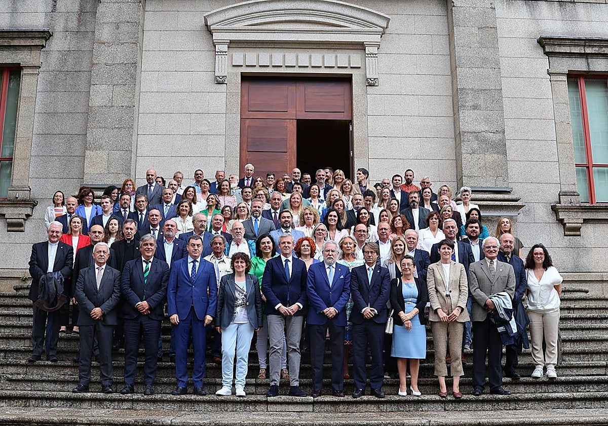 Los diputados del Parlamento gallego se han fotografiado este viernes ante tras la última sesión antes del parón de agosto