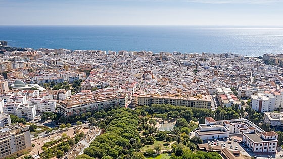 Muere un hombre de 66 años en la piscina de un chalet en Estepona