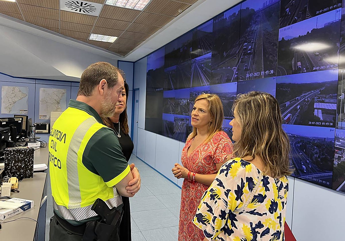 Imagen de la delegada del Gobierno Pilar Bernabé en el Centro de Gestión de Tráfico de la Guardia Civil
