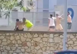 (Video) La pelea en un bloque de la calle Torremolinos de Córdoba que acaba con un hombre arrojado por un muro