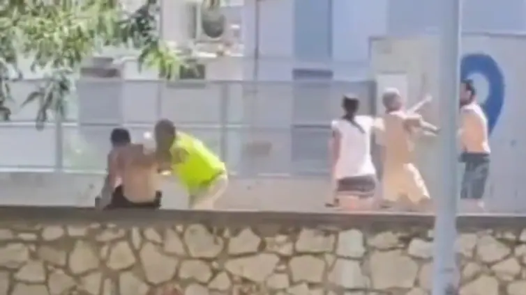 (Video) La pelea en un bloque de la calle Torremolinos de Córdoba que acaba con un hombre arrojado por un muro