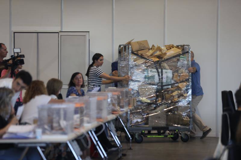 En la imagen, al fondo, puede verse como retiran los restos de los sobres ya abiertos