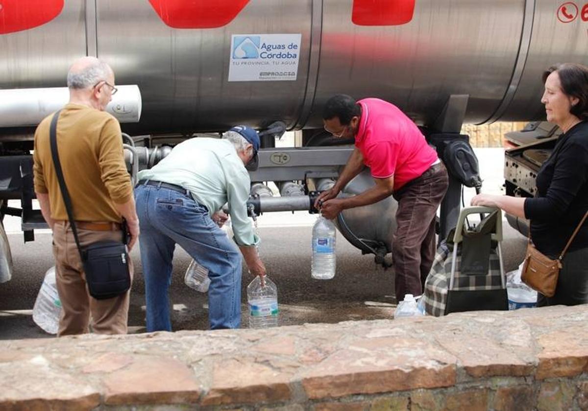 Vecinos del un municipio de Córdoba llenan garrafas de agua potable de un camión cisterna