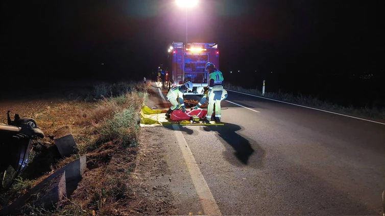 Accidente Córdoba | Muere una mujer al volcar su coche en la carretera de Guadalcázar