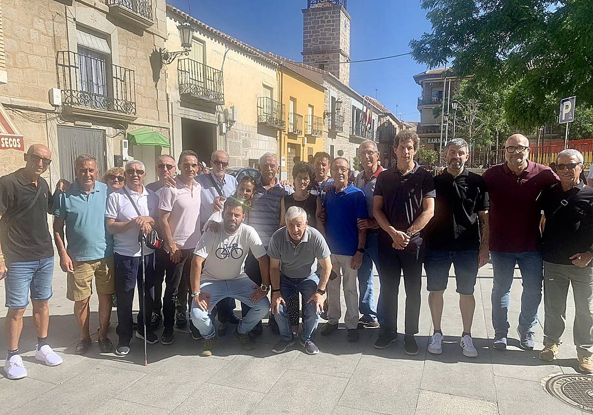 Asistentes al sepelio a las puertas del Ayuntamiento de Menasalbas