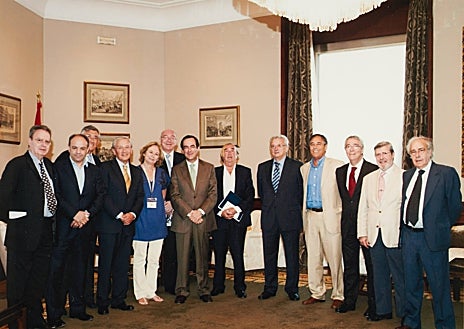 Imagen secundaria 1 - El Grupo Crónica, en sus encuentros con diversas personalidades, como los Príncipes de Asturias y hoy Reyes de España o el expresidente de Castilla-La Mancha José Bono
