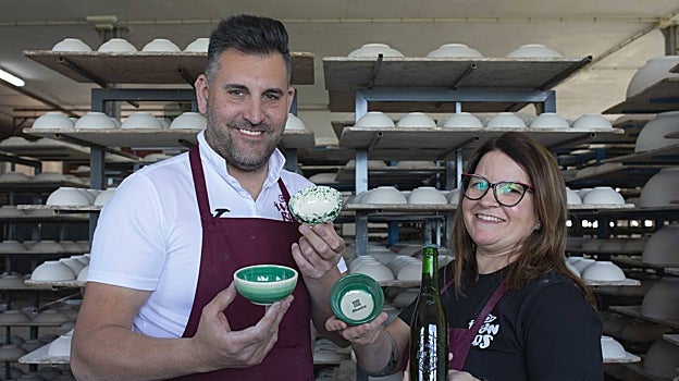 Iván Ros muestra alguna de sus creaciones junto a su mujer, Rosario