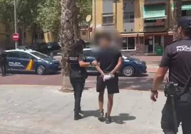 Delatados por la tarjeta del supermercado: pillan a dos jóvenes tras cometer robos violentos en Alicante