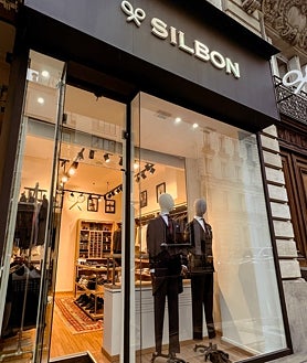 Imagen secundaria 2 - Silbon nació en 2009 de la mano de un grupo de jóvenes apasionados de la ropa y el tenis. Lo hizo en el piso de la abuela de su actual CEO y cofundador, Pablo López, donde montaron el primer 'showroom' de chaquetas con aires vintage. En estos 14 años, la firma cordobesa explica sus claves de éxito en las escuelas de negocio. En 2021 abrió su primera tienda en París. Ahora mira a México.