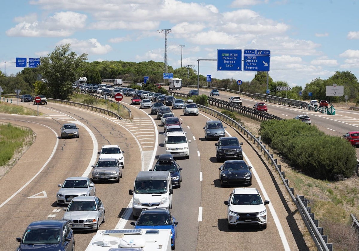 Una colisión entre tres turismos y una furgoneta deja retenciones en la A-62 en Arroyo (Valladolid)