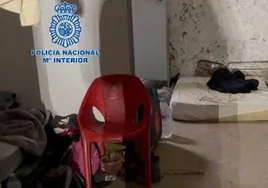 Cinco detenidos por tener hacinados a 40 trabajadores en una bodega de Cuenca