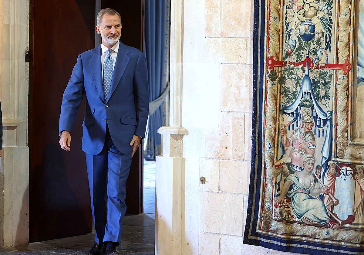 Felipe VI esperando la llegada de las nuevas autoridades de Baleares en el Palau de l'Almudaina, la semana pasada