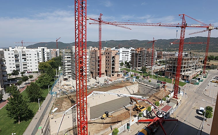 Imagen principal - Aunque las nuevas promociones se concentran en la zona de Poniente (Huerta de Santa Isabel o Arruzafa), donde apenas se suba el terreno se puede contemplar un horizonte repleto de obra residencial, hay otros puntos de la ciudad donde también se están ocupando los suelos previstos en el PGOU. Es el caso de áreas del polígono Chinales (Tribeca) y el entorno de Virgen de las Angustias.