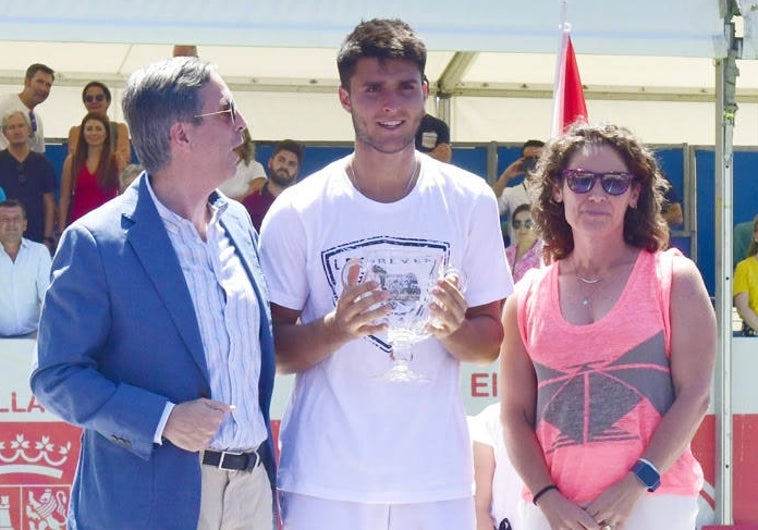 Pablo Llamas recoge su trofeo en el Open Castilla y León Villa de El Espinar