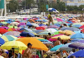 Coto a la guerra de sombrillas en las playas con multas de hasta 750 euros