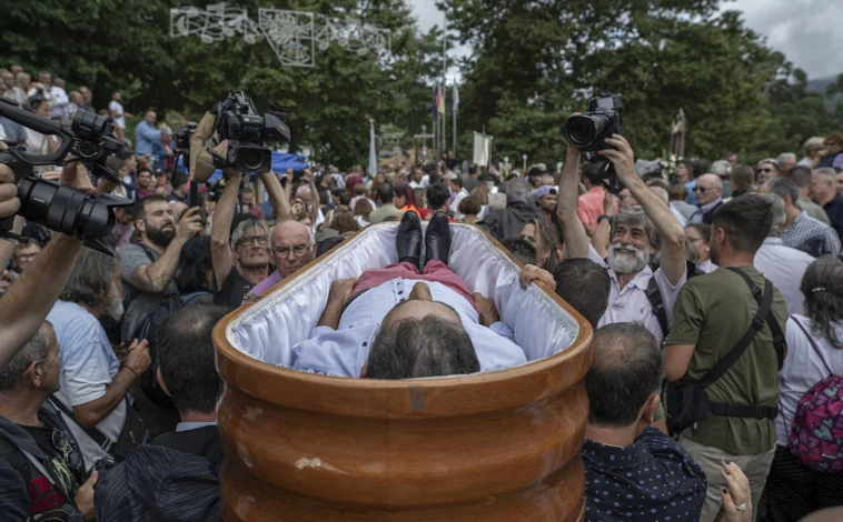 Imagen principal - La ancestral procesión del municipio pontevedrés de As Neves, declarada de interés turístico internacional, en la que los ofrecidos prometen a la virgen Santa Marta salir en procesión metidos en los ataúdes, si les concede la petición de salud