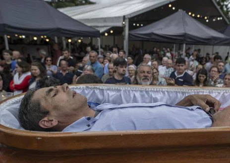 Imagen secundaria 1 - La ancestral procesión del municipio pontevedrés de As Neves, declarada de interés turístico internacional, en la que los ofrecidos prometen a la virgen Santa Marta salir en procesión metidos en los ataúdes, si les concede la petición de salud