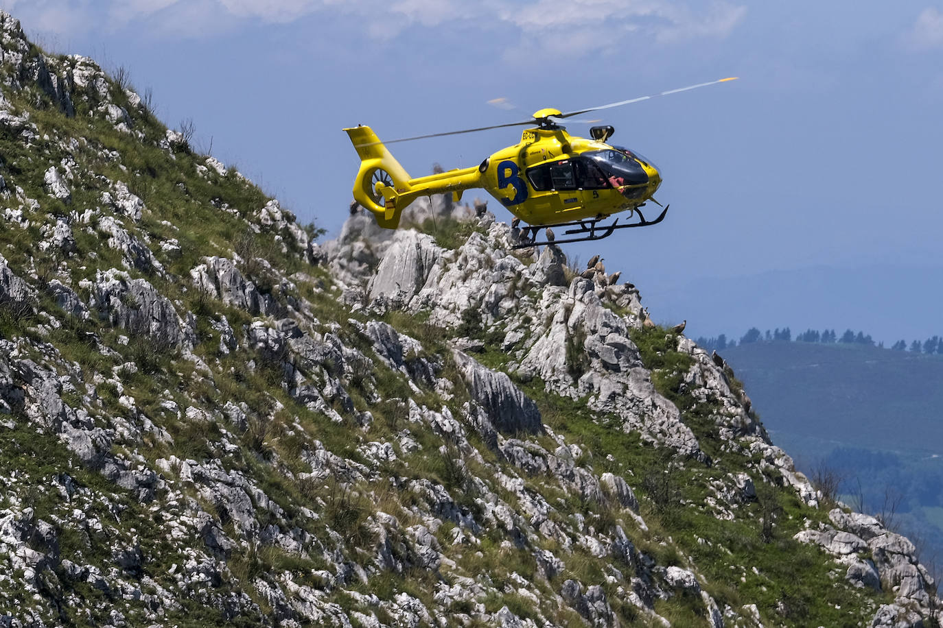 Un helicóptero de los servicios de urgencias que ha participado en el operativo de asistencia a los heridos en el accidente en Covadonga