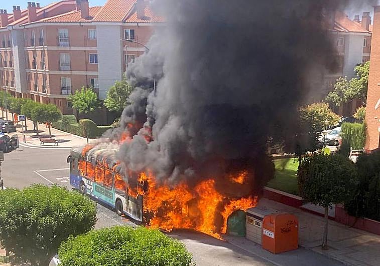 Un autobús arde en Valladolid.